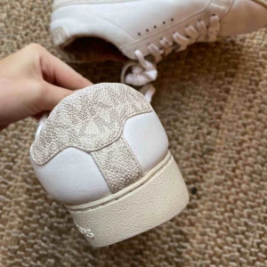  - Säljer nu mina älskade Michael kors sneakers, nedkommer skolåda. Håller länge, bra skick! I läder.