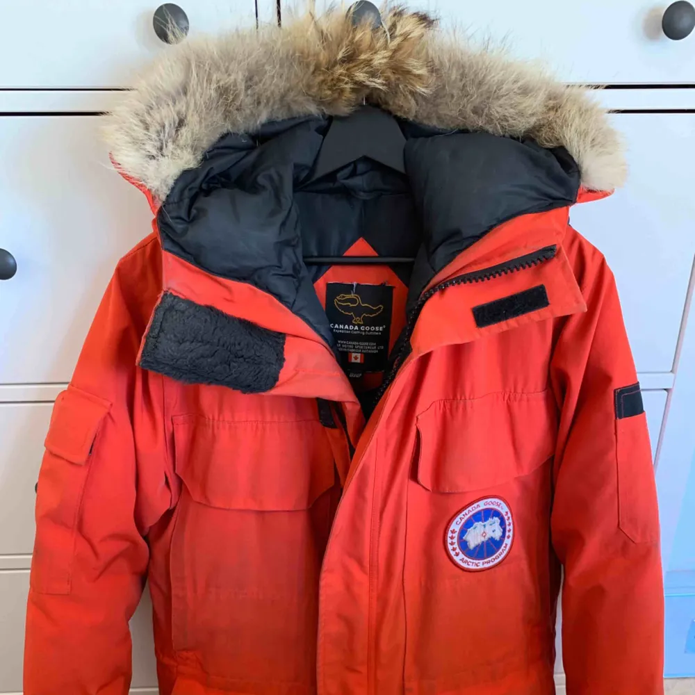 Canada Goose Expedition Parkas  Röd Storlek 2XS/2TP Använd två vintrar. Bra skick förutom viss slitage på högra mudden.. Jackor.