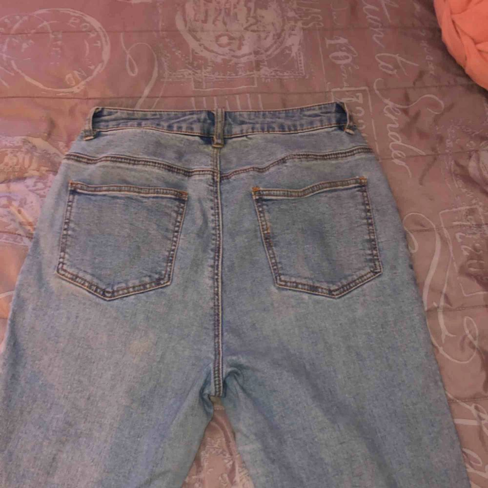 Säljer mina sjukt snygga jeans från nakd då de tyvärr är för stora för mig. De är i väldigt bra skick så de är prisvärda, köpare står för frakt🥰. Jeans & Byxor.