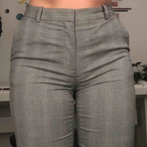  - Kostymbyxor från H&M. Köparen står för frakt. 