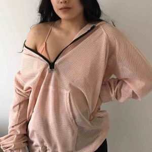  - Jättefin hoodie i ”sport material” från Balance x Bikbok som inte kommer till användning :( Finns ett band så man kan spänna åt längst ner om man vill. Möts upp i Gbg! 