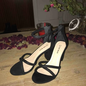 klackskor från fashionnova - köpte dessa par superfina klackskor online från fashionnova, i storlek 6.5 (USA), aldrig använda. inköpta för 299:- (på rabatt)