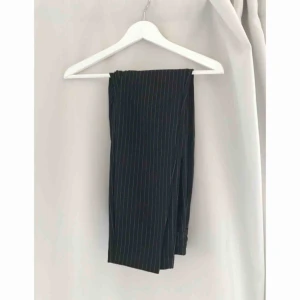  - Svarta stiliga mysbyxor med vita ränder. Strl XS men nästan mer som en S enligt mig. 