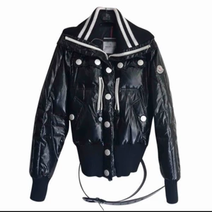  - Äkta Moncler Jacka! Lite slitage på bältet (se bild) och om man kollar noga ser man slitage på knapparna. Sjukt fin jacka! Priset går att diskutera 