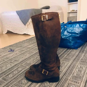  - Bruna läderstövlar i strl 40. Nypris 1400kr. 