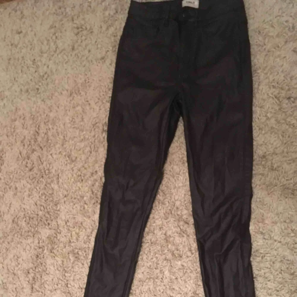 Ett par super fina byxor! Säljer för att jag inte gillar tighta byxor längre. Kontakta för mer bilder och om ni vill ha mer info är det bara att fråga!. Jeans & Byxor.