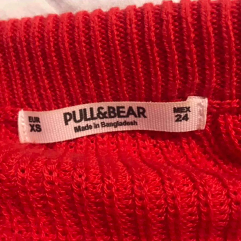 Röd stickad tröja, pull&bear Knappt använd!. Stickat.
