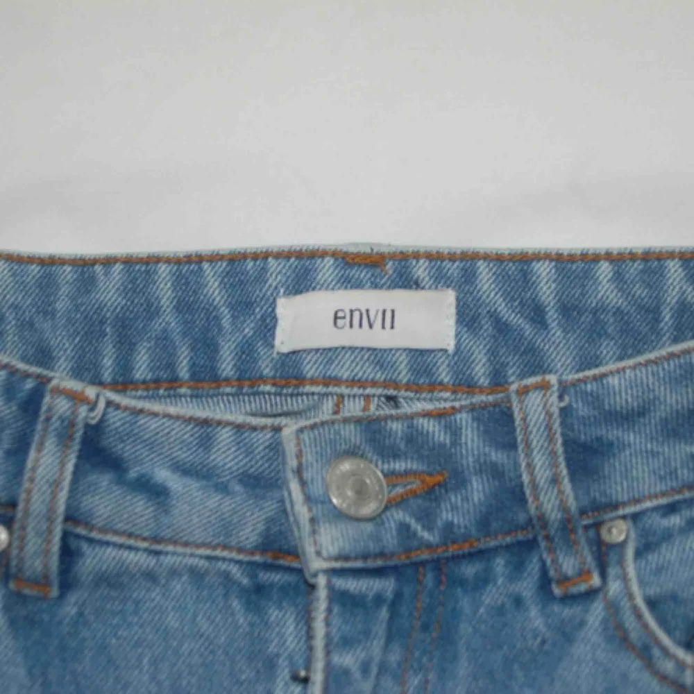 Snygga jeans från Envii, byxorna är i storlek 36 men jag som är en 38 passar i dom. Det är snygga sömmar på framsidan av byxorna! Frakt tillkommer.. Jeans & Byxor.