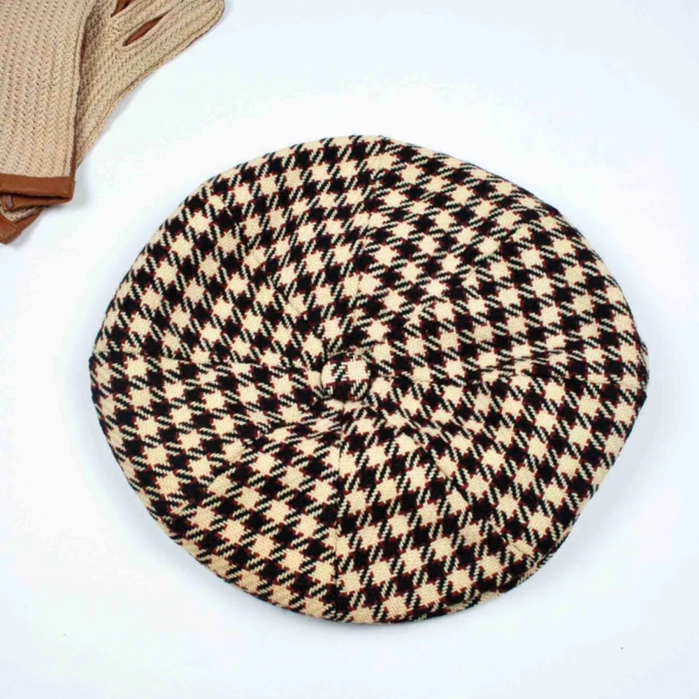 Vintage ca 70s houndstooth tweed flat cap in beige Some signs of wear SIZE Label: 59, can be worn as one size Measurements: Circumference: ca 59 Diameter: 26 Price is final! Free shipping! Ask for the full description! No returns!. Accessoarer.
