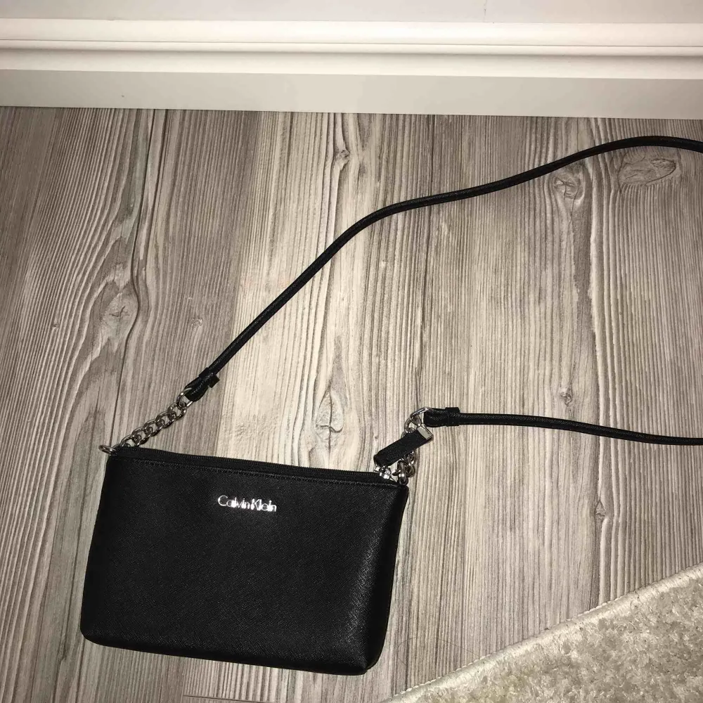 Säljer denna väska från Calvin Klein! Köpt i new york och nypris ca 800kr. Kan mötas upp eller skickas men köparen betalar då frakten . Väskor.