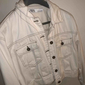  - En beige jeans jacka från Zara i storlek M men den funkar absolut som en S också.  Mycket fint skick.