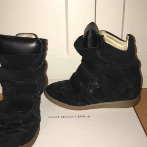  - Orginal pris 4700kr! Använd ett fåtal gånger i bra skick, ingår skolåda. jätte fina! 