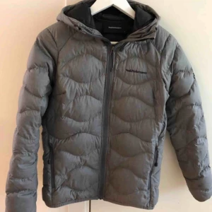  - Knappt använd, som ny.  Storlek S Köpt förra vintern men var för liten för mig 