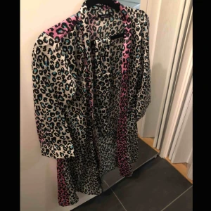  - Priset är INKLUSIVE FRAKT!  Jättefin oanvänd sidenrock! Med band rund midjan om man vill. Snygga leopard mönster och färger.  
