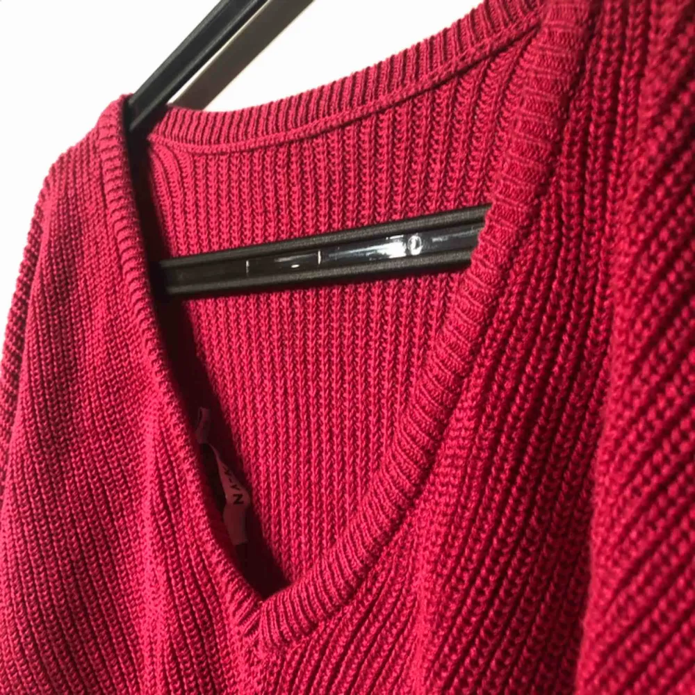 Oversized stickad tröja i en fin rosa färg. Djup ringning i bak, men kan bäras på båda håll så det kommer fram. Mycket varm! Inklusive frakt. . Stickat.