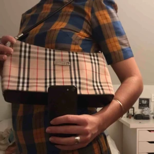  - Vackra Burberry väskor, perfekt skick och perfekt med allt. Pris inte inkl frakt. 
