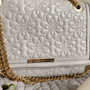  - Vacker Handväska med tjock guldrem och i äkta kalvskinn. Köpt från Butiken i Mall of Scandinavium SS16 för 2200kr. Finns minimalt med slitage på väskan och jag har behandlat den regelbundet med kräm för väskor. 