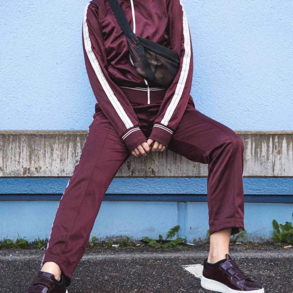 Tracksuit från Wesc. Unisex, strl M.  Utgått ur sortimentet. Nypris: 1800kr 500 för båda delarna. Möts helst upp i Stockholm men kan skicka mot frakt. . Övrigt.