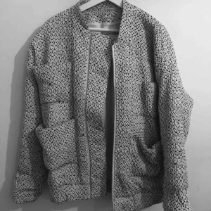  - Jättefin o hel men några sömmar har börjar bli lite lösa (se bilder)   jag har small eg men ville ja den extra rymlig!   Kom med bud! 