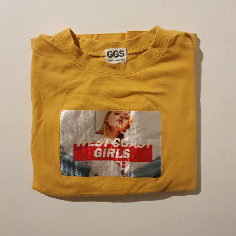 Lagom oversized gul tshirt, köpt i Korea. T-shirts.
