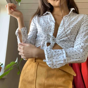  - Jättesnygg knytblus! Inköpt för några år sedan men i bra skick förutom ett pyttelitet hål där det satt en ficka innan, men det syns knappt. Går att knäppa eller bara knyta, frakt inräknat!😚