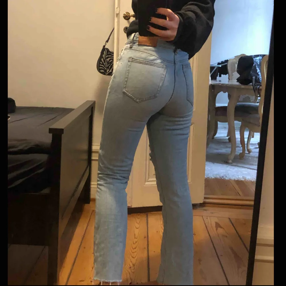Skitsnygga jeans från Mango. Är i storlek 34 men är egentligen en blandning mellan storlek 34/36 . Jeans & Byxor.
