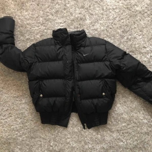  - Fin svart dunjacka från Nike. Storlek L på lappen men passar även M bra beroende på hur man vill ha den. Köpare står för frakt:) om det är flera som är intresserade säljs den för högst bud😊 Just nu: 400kr💫