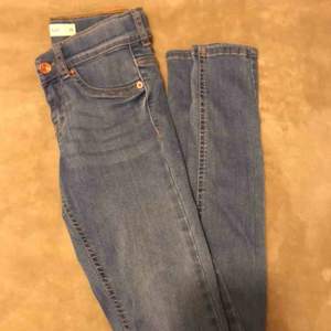 Lågmidjade jeans från Ginatricot i strl xs. Har bara använt 1 gång så dom är i mycket bra skick😊köparen står för eventuell frakt💕
