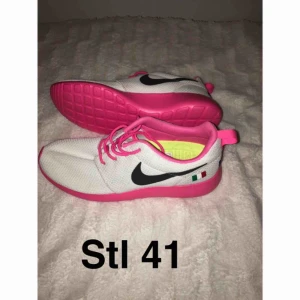  - As snygga och coola nikeskor i storlek 41. Splitternya aldrig använda. Säljes pga för stora