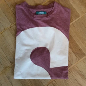  - Snygg t shirt från SWEET 
