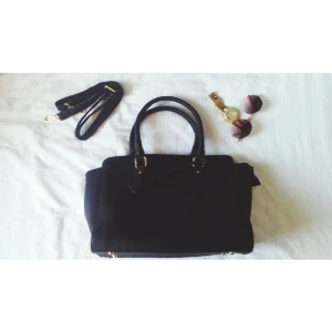  - Snygg läder väska från London ,med en varm vin röd färg inutti, och är oanvänd 
De bara skriva för flers bilder o frågor ❤
kan träffas i stan