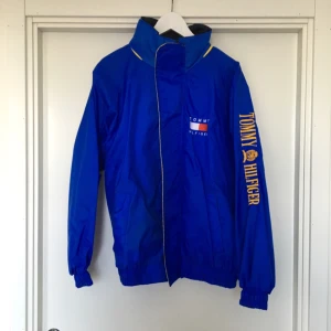  - Snygg vindjacka från Tommy Hilfiger, från tidigt 90-tal!! Så snygg och i väldigt fint skick! Inga skador eller fläckar✌🏼️✌🏼🍒 passar den, hen, hon och han! eventuell frakt betalas av köparen, priset kan diskuteras vid snabb affär :) 