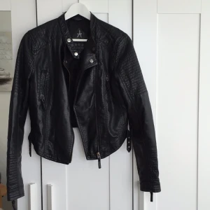  - Begagnad skinnjacka.
Något skavd längst ner vid armarna men inget anmärkningsvärt. 
Hämtas i Kungsbacka eller skickas mot fraktkostnad, swish går bra. 
Nås på Facebook: Kajsa Gustafsson 