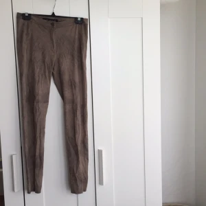  - Snygga mocka byxor från Zara! Aldrig använda, dock lite skrynkliga efter att ha legat nerpackade. 
Hämtas i Kungsbacka eller skickas mot fraktkostnad.
Nås på Facebook: Kajsa Gustafsson 