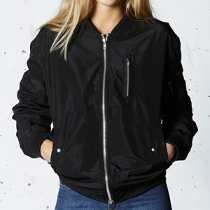  - Bomberjacka från gul och blå, nypris ca 1300kr, använd en "säsong", lite tunnare med rött foder och silverdetaljer. Mindre i storleken passar mig som har normalt S/M