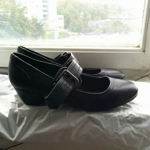  - Använde skorna endast en gång för en dansuppvisning. De är i mycket bra skick. 
Nypris 300 SEK säljer för halva priset.