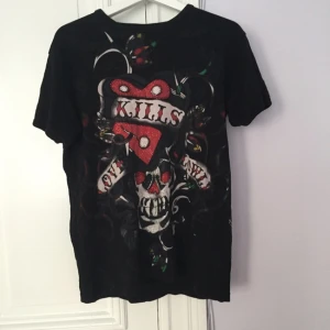  - Riktigt najs tisha från Ed Hardy. Den är L men jag har använt den som oversize. 