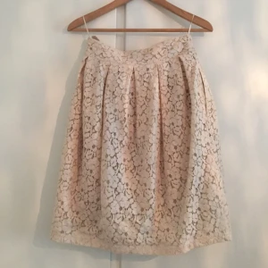  - Ballongkjol från H&M, midjekjol i spets. Finns i Stockholm men kan postas mot fraktkostnad! 