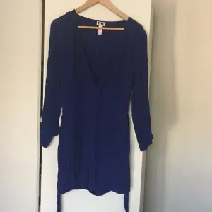 Blå jumpsuit från Bubbleroom, mer som en strl XS-S, använd en gång.