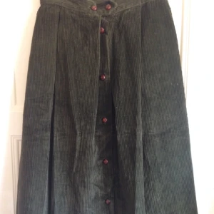  - Klar mossgrön manchesterkjol med skinnknappar (färgen återges inte alls i bilden!)
Insydd lite i midjan för att passa S men kan lätt sprättas upp till M