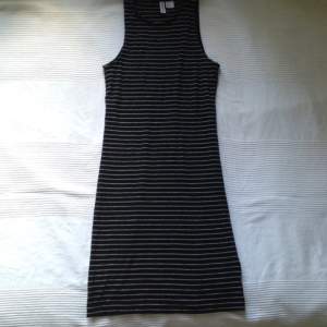 Ribbeed svart, tight, och kort klänning med gråa ränder! Knappt använd 