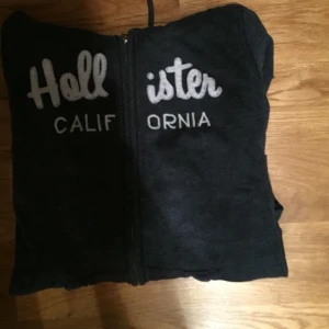  - Säljer min marinblåa hollister hoodie i strl XS. Köpt i USA för några år sedan men inte använd många gånger. 