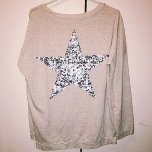  - Tröjan från ginatricot. Med en stor silvrig stjärna på ryggen. Använd max 3 ggr.
Frakt 50kr.
Swish eller mötas upp i Strängnäs.