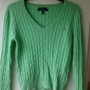  - Stickad tröja från Gant. Ljusgrön, stretchig. Passar 36-40 strl. Vår och sommar -färg! Använd och lite sliten men fortfarande fin.
88% bomull, 10%polyamid, 2% elastan. Nypris 1199kr 