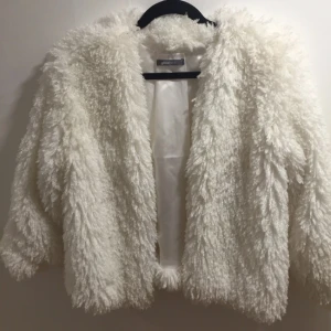  - Cool jacka ish från GinaTricot
Storlek L men tror de passar dem flesta storlekarna, skulle kalla den för onesize.
Aldrig använd då jag inte haft tillfälle så bara hängt i min garderob i några månader.
70kr