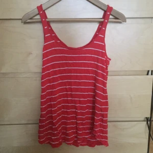  - Vit röd randig topp 