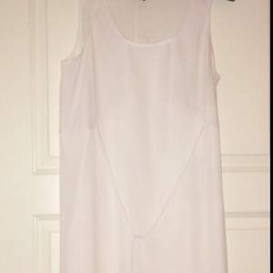 Helt ny H&M vitt klänning size 38 men passar även 40-42 Hämtas vid Aspudden 