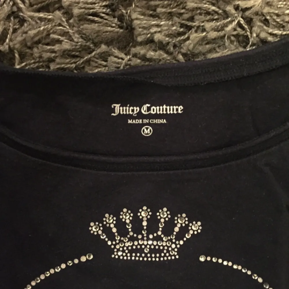 Jättefin marinblå T-shirt från Juicy couture. Alla paljetter/ diamanter sitter kvar då jag inte använt den särskilt mycket. Storlek M. T-shirts.