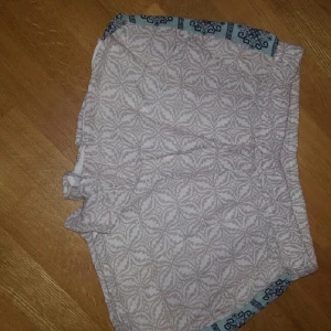  - snygga mönstade shorts.
avhämtning i Göteborg, vid frakt står köparen för kostnaden. Betalning via swish eller konto. 