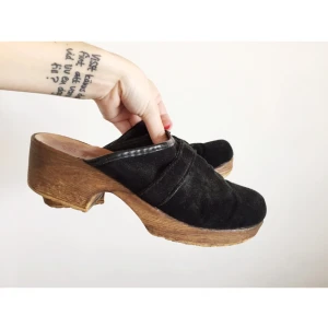  - Träklackar i mocka (imitation?). Snygga och mjuka! 